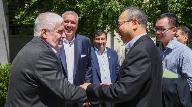 Fernando Vilella junto al embajador de China visitaron el Frigorífico Gorina