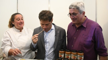 Kicillof le va agarrando el gusto a la provincia: probó el dulce de leche bonaerense