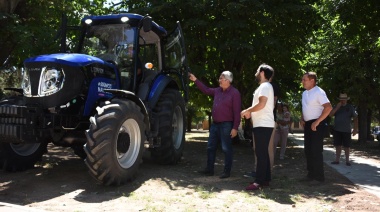 Un pueblo de Navarro recibió un tractor 0km por primera vez en su historia