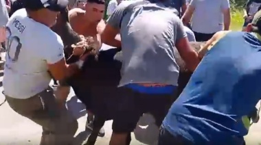 No tenía la vaca atada: un camión de ganado volcó en Mercedes y vecinos faenaron algunos animales