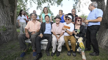 Kicillof visitó un pueblo rural para entregar viviendas y los vecinos lo recibieron con pastelitos