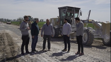 Javier Rodríguez visitó las obras en caminos rurales de Suipacha