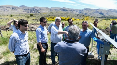 Javier Rodríguez entregó minibuses a escuelas agropecuarias de Coronel Dorrego y Saavedra