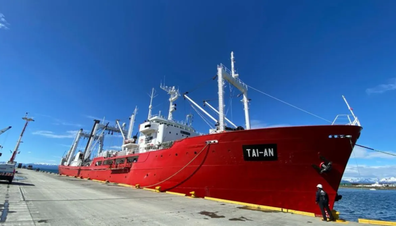 Renunciaron dos funcionarios más por el escándalo del buque Tai An y la pesca ilegal de merluza negra