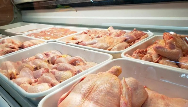 La sobreoferta de pollo por el cierre de las exportaciones baja los precios y dispara el consumo