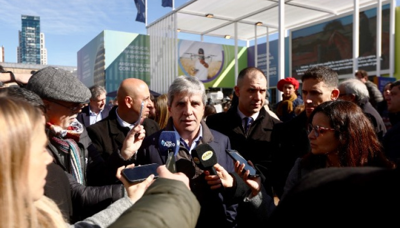 Caputo ratificó la quita de retenciones a futuro durante su visita a La Rural