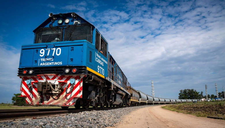 Luis Caputo anunció la licitación para privatizar los trenes de cargas