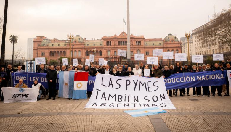 Más de 200 empresarios se movilizaron frente a Casa Rosada por el cierre de 30.000 empresas