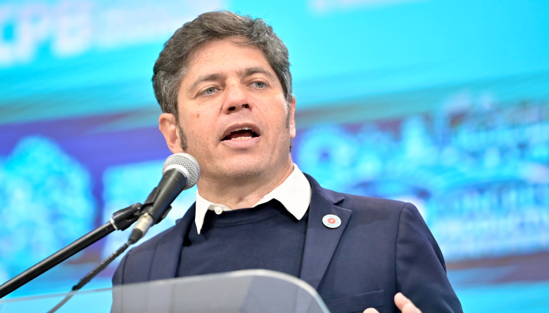 Kicillof volvió a aburrir desde un atril: una clase magistral sin esperanza ni idea de futuro