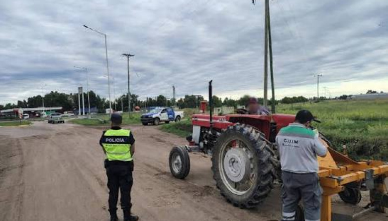 Sancionaron a un tractor por transitar sobre un camino rural recién reparado
