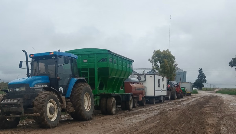 Sancionaron a maquinaria pesada por circular en caminos rurales en plena lluvia