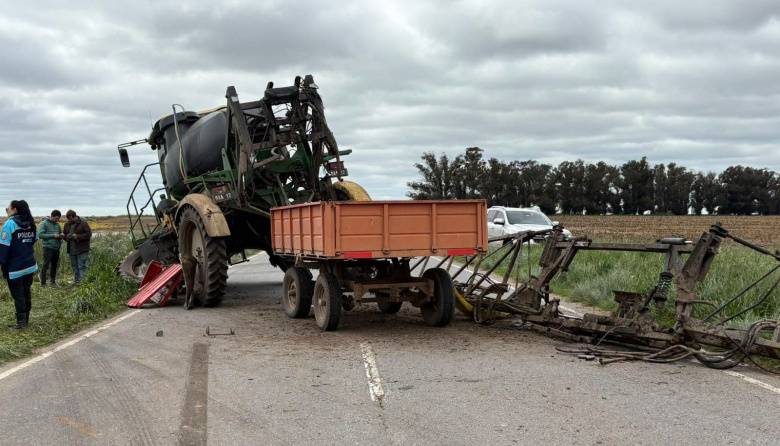 Volcaron un camión y una pulverizadora en la Ruta 228