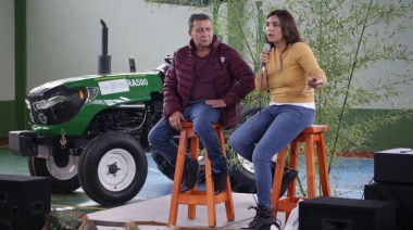 General Guido: la ministra de Ambiente, Daniela Vilar, entregó tractores y maquinaria