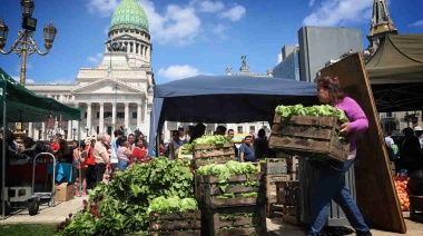 En respaldo a la Agricultura Familiar, venden alimentos a precios populares en Plaza de Mayo