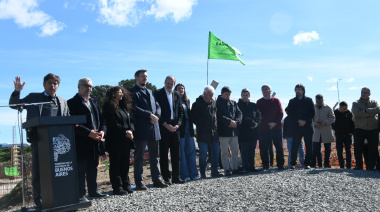 Axel Kicillof y Javier Rodríguez entregaron maquinaria para mejorar los caminos rurales en Bahía Blanca