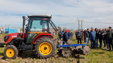 Desarrollo Agrario y el municipio de Berazategui entregaron equipamiento a productores rurales