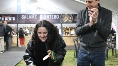 Se realizó la Fiesta del Salame: Wado de Pedro le enseñó a cortar uno a Ofelia Fernández