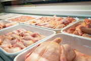 La sobreoferta de pollo por el cierre de las exportaciones baja los precios y dispara el consumo