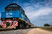 Luis Caputo anunció la licitación para privatizar los trenes de cargas