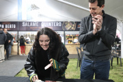 Se realizó la Fiesta del Salame: Wado de Pedro le enseñó a cortar uno a Ofelia Fernández