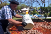Polémica en General La Madrid: cocinaron para un festival popular en baldes viejos de glifosato