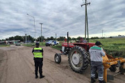 Sancionaron a un tractor por transitar sobre un camino rural recién reparado