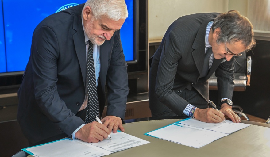 Vilella firmó un Memorándum con el Organismo Internacional de Energía  Atómica - Agro Bonaerense